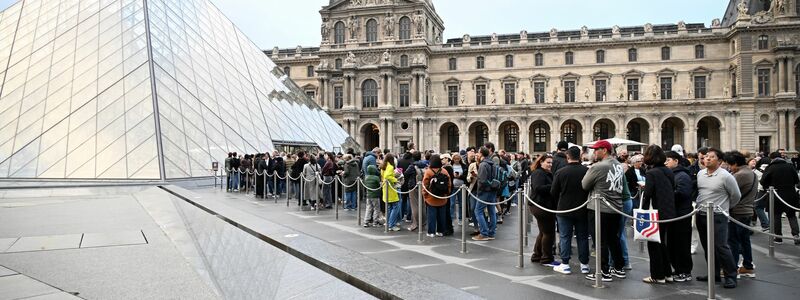 Die Polizei ist weiter am Louvre im Einsatz. - Foto: Emma Da Silva/AP/dpa
