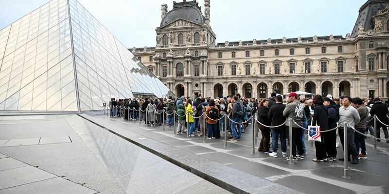 Die Louvre-Präsidentin wurde nach dem Juwelendiebstahl im Museum vor dem französischen Senat befragt. - Foto: Emma Da Silva/AP/dpa