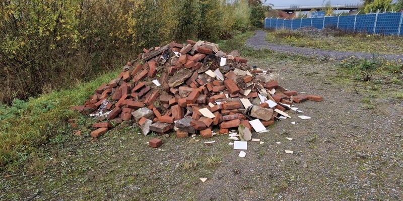 POL-NI: Bauschutt unerlaubt entsorgt - Zeugenaufruf - Foto: presseportal.de