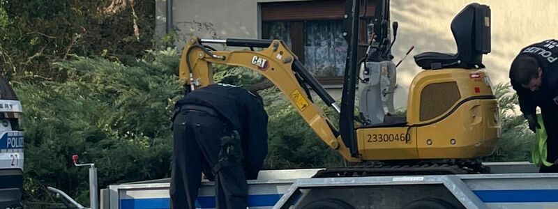 Auch ein kleiner Bagger kam bei der Suche nach Hinweisen zum Einsatz. - Foto: Sarah Knorr/dpa