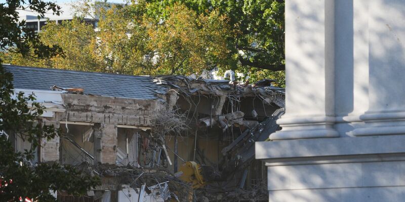 Abrissarbeiten am Ostflügel des Weißen Hauses. - Foto: Evan Vucci/AP/dpa