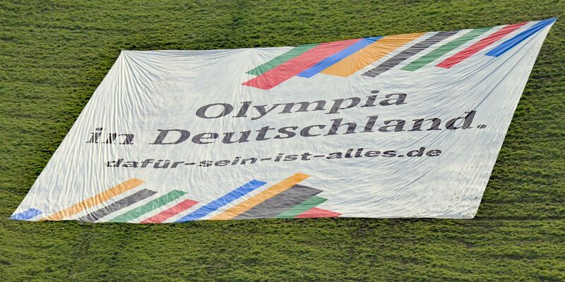 Mit einem großen Bann auf dem Olympiaberg wird für eine Münchner Sommerspiel-Bewerbung geworben. (Archivfoto) - Foto: Malin Wunderlich/dpa