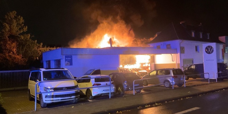 FW-MH: Erstmeldung: Großbrand in Autowerkstatt an der Kölner Straße - Feuerwehr im Großeinsatz - Foto: presseportal.de