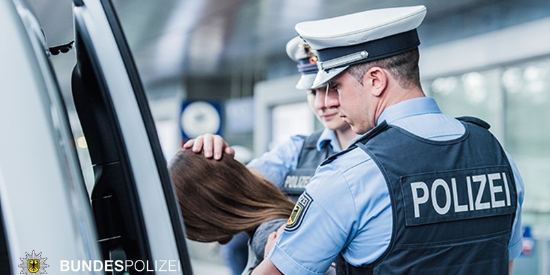 Bundespolizeidirektion München: Angriff in der S-Bahn / Aggressive 19-Jährige attackiert Reisenden und leistet Widerstand - Foto: presseportal.de