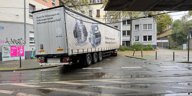 FW-DO: Vorab-Information: LKW bleibt in Oberleitung der Stadtbahn hängen - Verkehrsbehinderungen im Bereich Oestermärsch/Bleichmärsch - Foto: presseportal.de