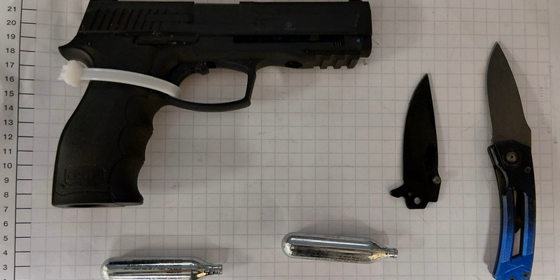 BPOL NRW: Bundespolizei beschlagnahmt Pistole und Messer - Foto: presseportal.de