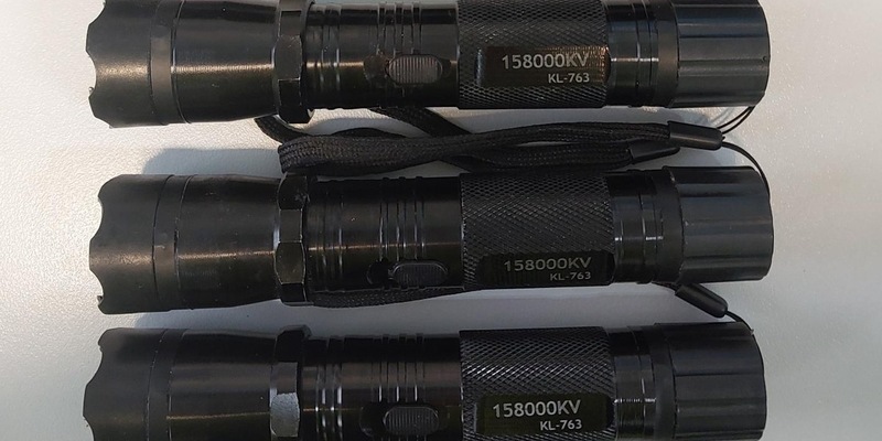 BPOL-BadBentheim: Bei Kontrolle als Taschenlampe getarnte Elektroschocker entdeckt - Strafanzeige - Foto: presseportal.de