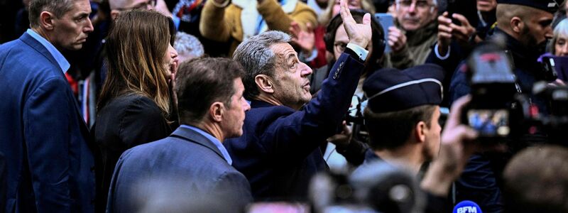 Unterstützer, Freunde und Nachbarn warteten auf Sarkozy, als dieser zum Gefängnis aufbrach. - Foto: Julien De Rosa/AFP/dpa