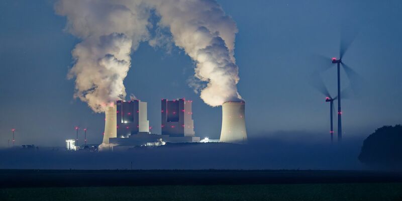Auch die für die Stromerzeugung einsetzbaren und als verfügbar gemeldeten Braun- und Steinkohlekraftwerke wurden während der Dunkelflauten am 6. November und 12. Dezember 2024 laut Bericht eingesetzt. (Archivbild) - Foto: Henning Kaiser/dpa