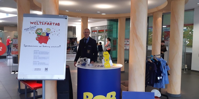 POL-PPTR: Polizeipräsidium Trier unterstützt Kinderprogramm zum Weltspartag - Foto: presseportal.de