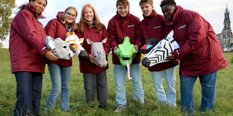 Schulbank gegen Schubkarre: Drehstart der vierten Staffel „Elefant, Tiger & Kids: Zoo-Praktikum Backstage“ - Foto: presseportal.de