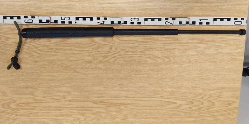 BPOL NRW: Hauptbahnhof Paderborn - Bundespolizisten stellen Teleskopschlagstock sicher - Foto: presseportal.de