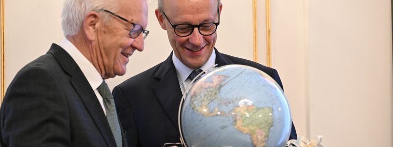 Kretschmann schenkte Merz einen Globus - weil ein Kanzler ja auch Weltpolitik mache. - Foto: Marijan Murat/dpa