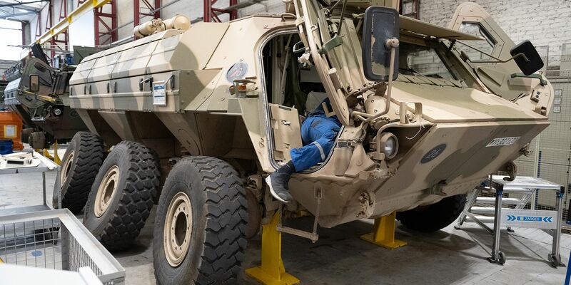 Ein Panzer vom Typ «Fuchs» in der Fertigung des Rüstungskonzerns Rheinmetall. (Archivbild) - Foto: Swen Pförtner/dpa