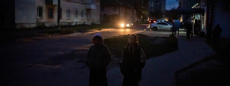 Russische Angriffe haben viele Städte der Ukraine ins Dunkel gestützt.  - Foto: Julia Demaree Nikhinson/AP/dpa