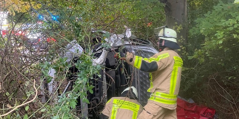 FW Grevenbroich: Feuerwehr befreit eine verletzte Person nach Verkehrsunfall in Grevenbroich - Foto: presseportal.de