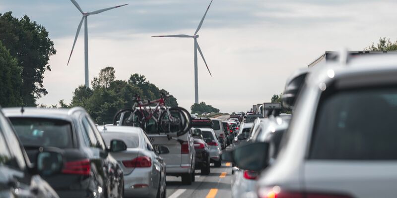 Politiker Streit: Sollen neben E-Autos in der EU ab 2035 auch noch neue Verbrenner zugelassen werden? (Archivbild) - Foto: Daniel Vogl/dpa