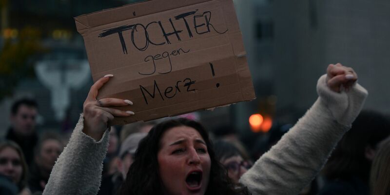 Mit seinen Äußerungen zum Stadtbild und zu Töchtern hat der Kanzler Demonstrationen ausgelöst - und nicht nur das. - Foto: Lilli Förter/dpa