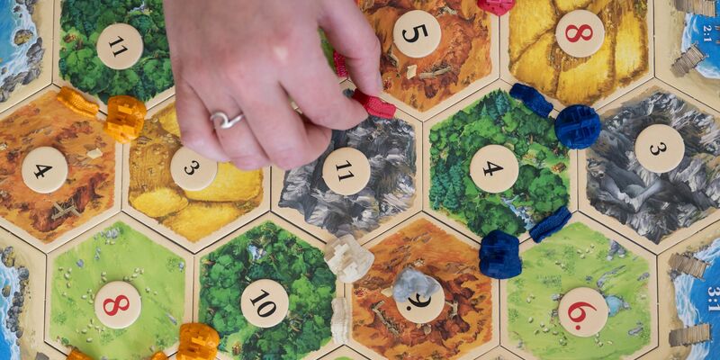 «Catan» wird weltweit und millionenfach gespielt. (Archivbild) - Foto: Marijan Murat/dpa