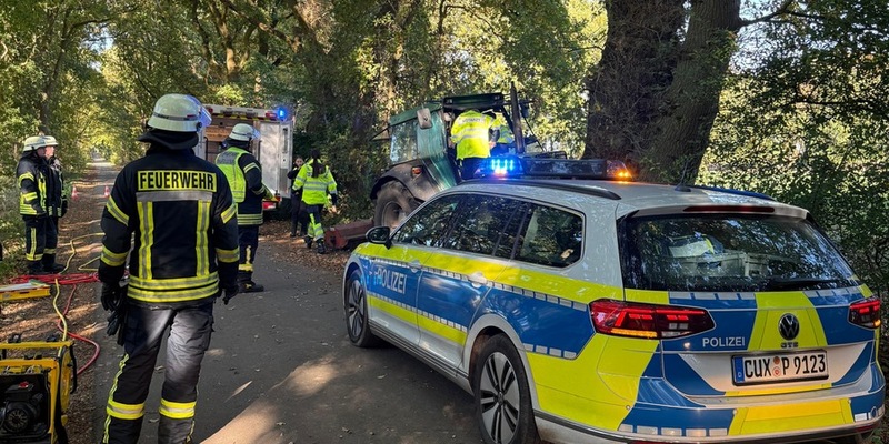 FFW Schiffdorf: Trecker fährt gegen Baum - Fahrer bleibt unverletzt - Foto: presseportal.de