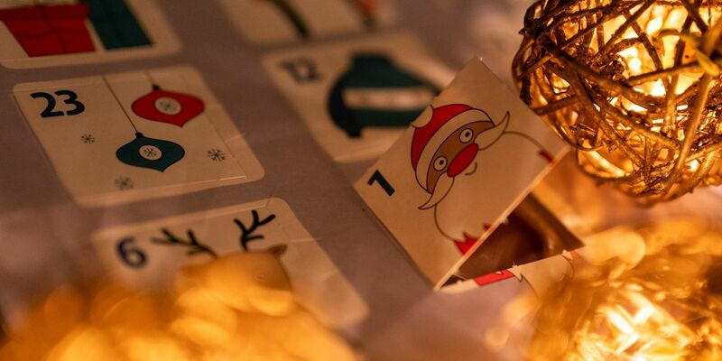 Klassisch und beliebt: Adventskalender mit Schokolade. - Foto: Monika Skolimowska/dpa/dpa-tmn