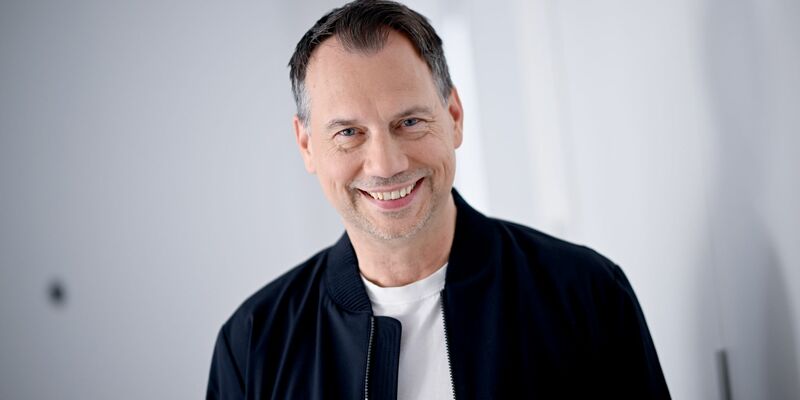 Sebastian Fitzek landet mit seinen Büchern regelmäßig auf Platz 1 der Bücherlisten. - Foto: Britta Pedersen/dpa