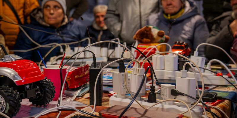 Russische Luftangriffe haben in mehreren Regionen der Ukraine die Stromversorgung unterbrochen. - Foto: Dan Bashakov/AP/dpa