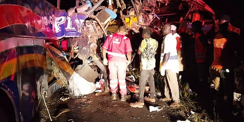 Zwei Reisebusse sind bei einem Überholmanöver frontal aufeinandergestoßen.  - Foto: Uncredited/Uganda Red Cross/AP/dpa