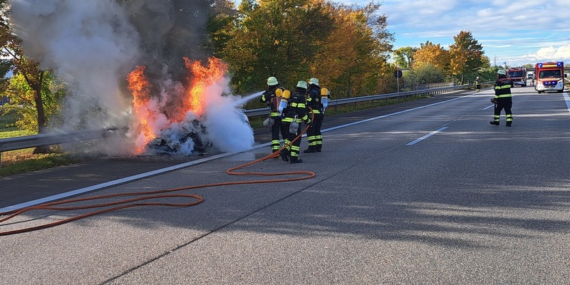 FW-M: Sportwagen auf Autobahn in Flammen (Langwied) - Foto: presseportal.de