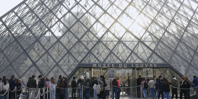 Besucher können wieder durch das Museum schlendern.  - Foto: Thibault Camus/AP/dpa