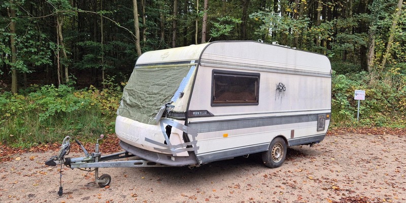 POL-KI: 251022.2 Nehmten: Unbekannte entsorgen Wohnwagen im Ruheforst - Foto: presseportal.de