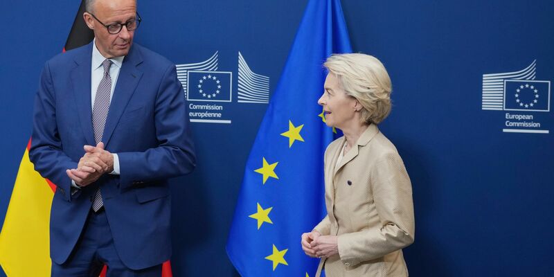 Will Kommissionspräsidentin Ursula von der Leyen konkrete Arbeitsaufträge erteilen: Bundeskanzler Friedrich Merz. (Archivbild) - Foto: Virginia Mayo/AP/dpa