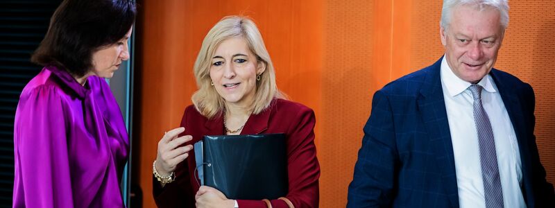 Erst schaltete sich Klingbeil in Debatte ein, dann erklärte sich Merz. - Foto: Christoph Soeder/dpa