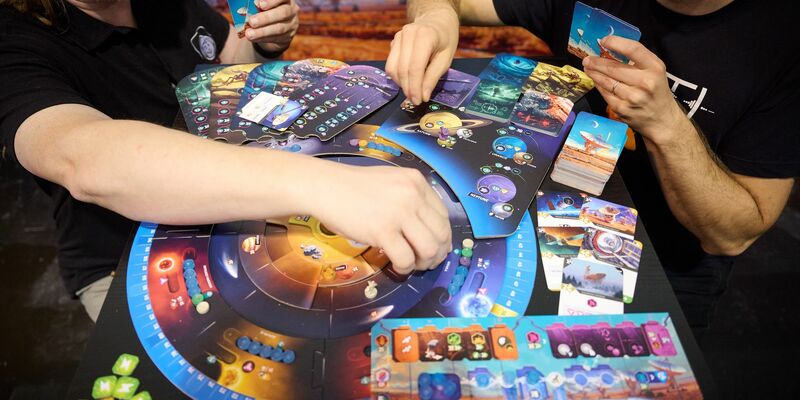 Vier Tage lang kann das internationale Publikum die präsentierten Spiele auch testen - Foto: Bernd Thissen/dpa