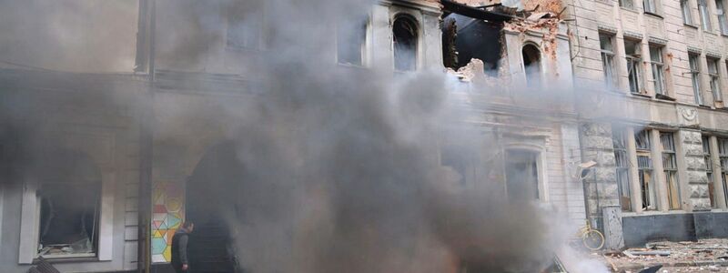 Der Kindergarten in Charkiw wurde von einer russischen Drohne getroffen und geriet in Brand. - Foto: Uncredited/Ukrainian Emergency Service via AP/dpa