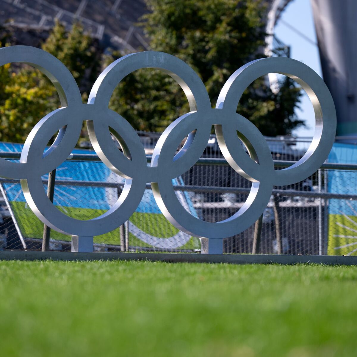 Die olympischen Ringe sind im Olympiapark aufgebaut. (Archivfoto) - Foto: Sven Hoppe/dpa