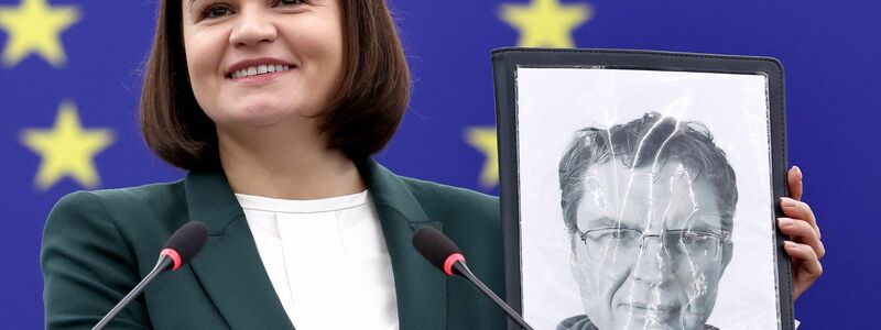 Die belarussische Oppositionsführerin Swetlana Tichanowskaja zeigt ein Bild von Andrzej Poczobut.  - Foto: Frederick Florin/AFP/dpa