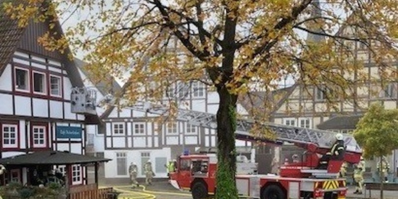 FW Lügde: Feuerwehr Lügde löscht Zimmerbrand - Foto: presseportal.de