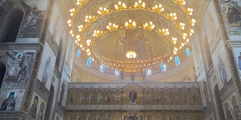 8,5 Meter Durchmesser und 1,8 Tonnen Gewicht: ORION fertigt monumentale Großleuchten für Kathedrale in Bukarest - Foto: presseportal.de