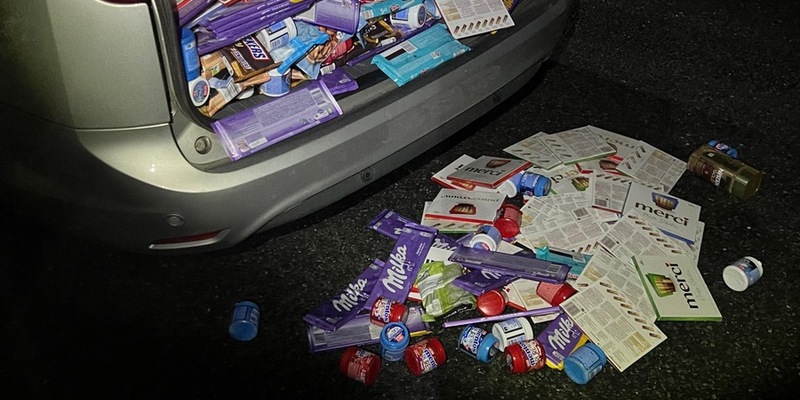 HZA-MS: Zuckersüße Beute: Zoll entdeckt Schokoladen-Berg im Kofferraum / Mutmaßlich gestohlene Waren im Wert von ca. 3.800 Euro sichergestellt - Foto: presseportal.de