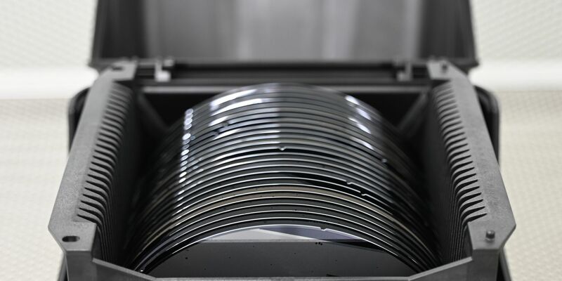 Zwischenprodukte der Halbleiterproduktion, sogenannte Wafer, liegen in einer Box. (Archivbild)  - Foto: David Hammersen/dpa