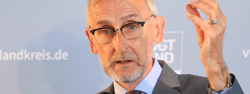 Sachsens Innenminister, Armin Schuster (CSU), sagt, die Umstellung auf Asylbewerberleistungen für neu angekommene ukrainische Flüchtlinge müsse jetzt schnell kommen. (Archivfoto) - Foto: Jan Woitas/dpa