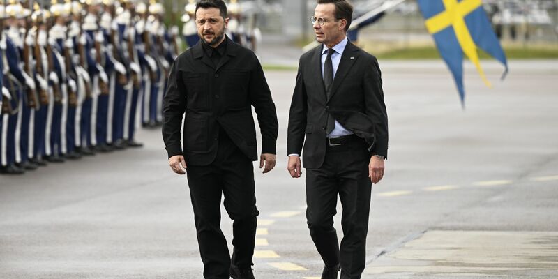 Der ukrainische Präsident Wolodymyr Selenskyj (links) wurde am Mittwoch von Regierungschef Ulf Kristersson (rechts) in Linköping begrüßt. - Foto: Fredrik Sandberg/TT News Agency via AP/dpa