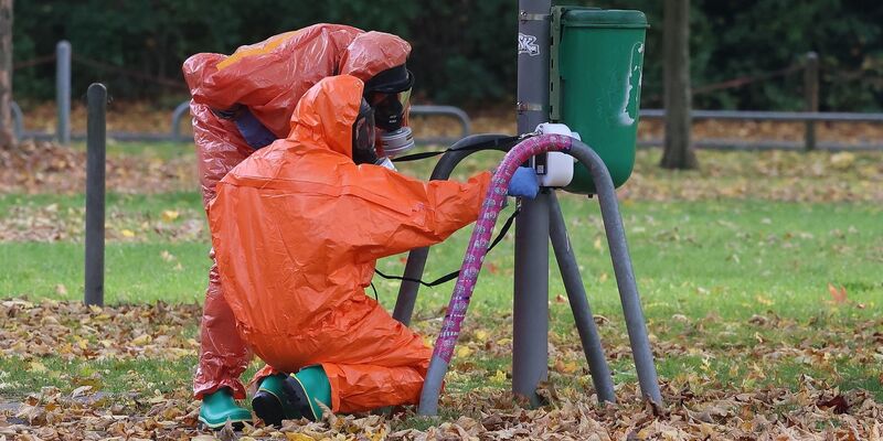 Die Polizei sperrte in einem Radius von rund 100 Metern das Gelände. - Foto: David Young/dpa