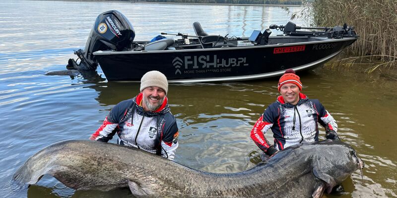 Zwei Angler in Polen haben einen fast drei Meter langen Wels gefangen. (Foto Handout) - Foto: Polska Akademia Wedkarska/dpa