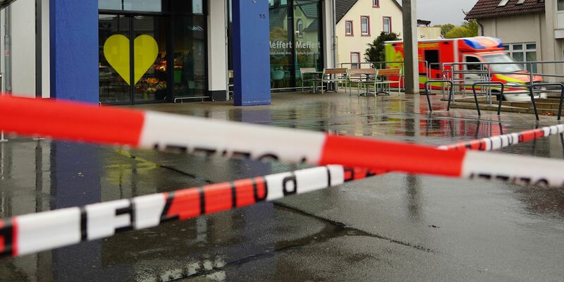 Ein 16-Jährigen wird brutal niedergestochen. Streit mit dem mutmaßlichen Täter gab es vorher laut Ermittlern nicht. - Foto: Christian Müller/dpa