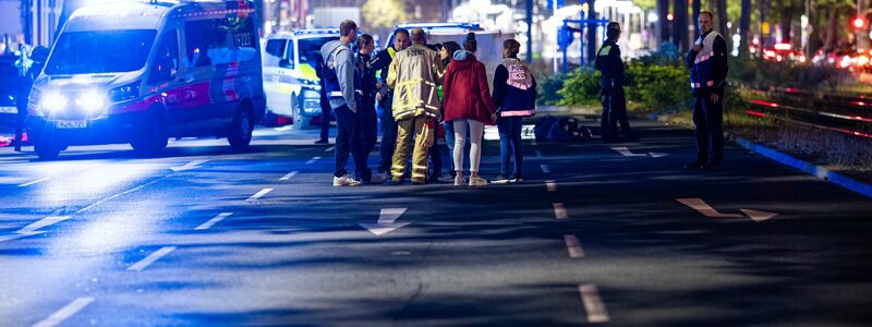 Einsatzkräfte versorgen mehrere Menschen nach einer Schießerei in Hannover.  - Foto: Moritz Frankenberg/dpa