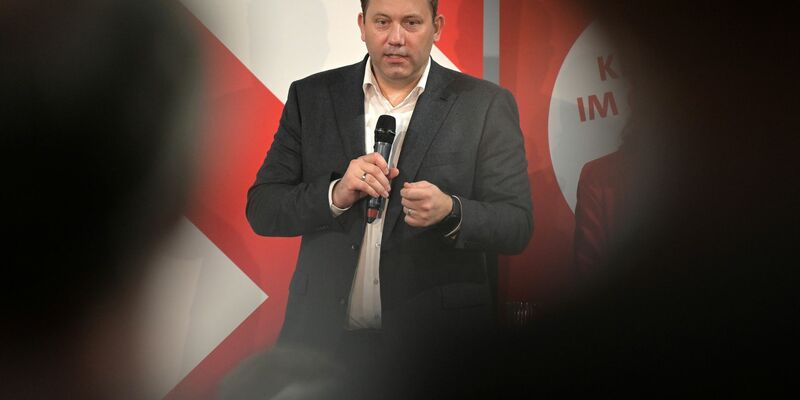 Vizekanzler und SPD-Chef Lars Klingbeil will die deutsche Autoindustrie in der Krise unterstützen. - Foto: Michael Bahlo/dpa