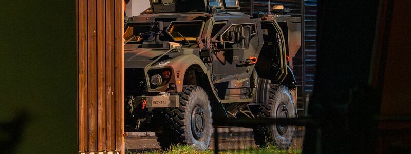 Ein gepanzertes Bundeswehrfahrzeug steht in der Nähe des Einsatzortes. - Foto: Lars H./News5/dpa