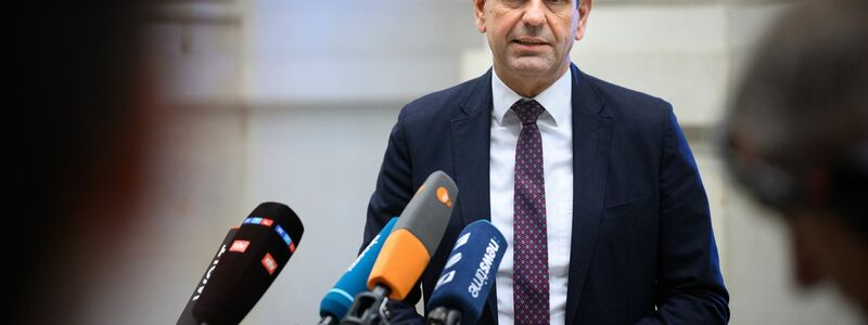Ministerpräsident Olaf Lies (SPD) sorgt sich um die Autobranche im VW-Land Niedersachsen. (Archivbild) - Foto: Bernd von Jutrczenka/dpa